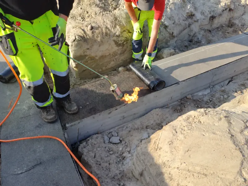 Zgrzewanie papy na ławie fundamentowej palnikiem gazowym – hydroizolacja pozioma pod ściany fundamentowe, budowa domu Kordian STO w Grabinie, październik 2026